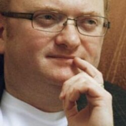 Питерский депутат Милонов объявил войну секс-шопам Первым в черном
